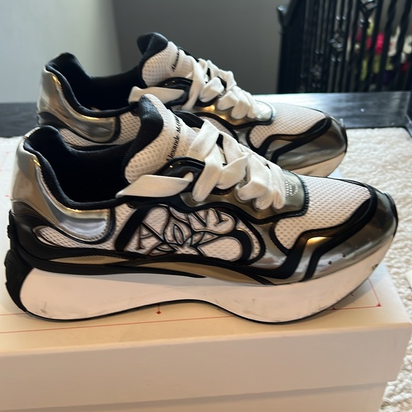 Alexander McQueen’s - Picture 3 of 9